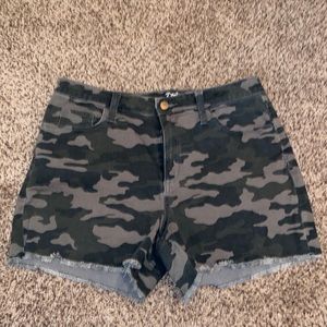 Universal Thread Camo High Rise Midi Shorts. Sz 10